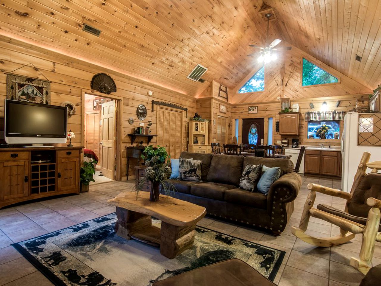 Family-Friendly Log Cabin with a Pool and Playground near the Ozarks, Missouri