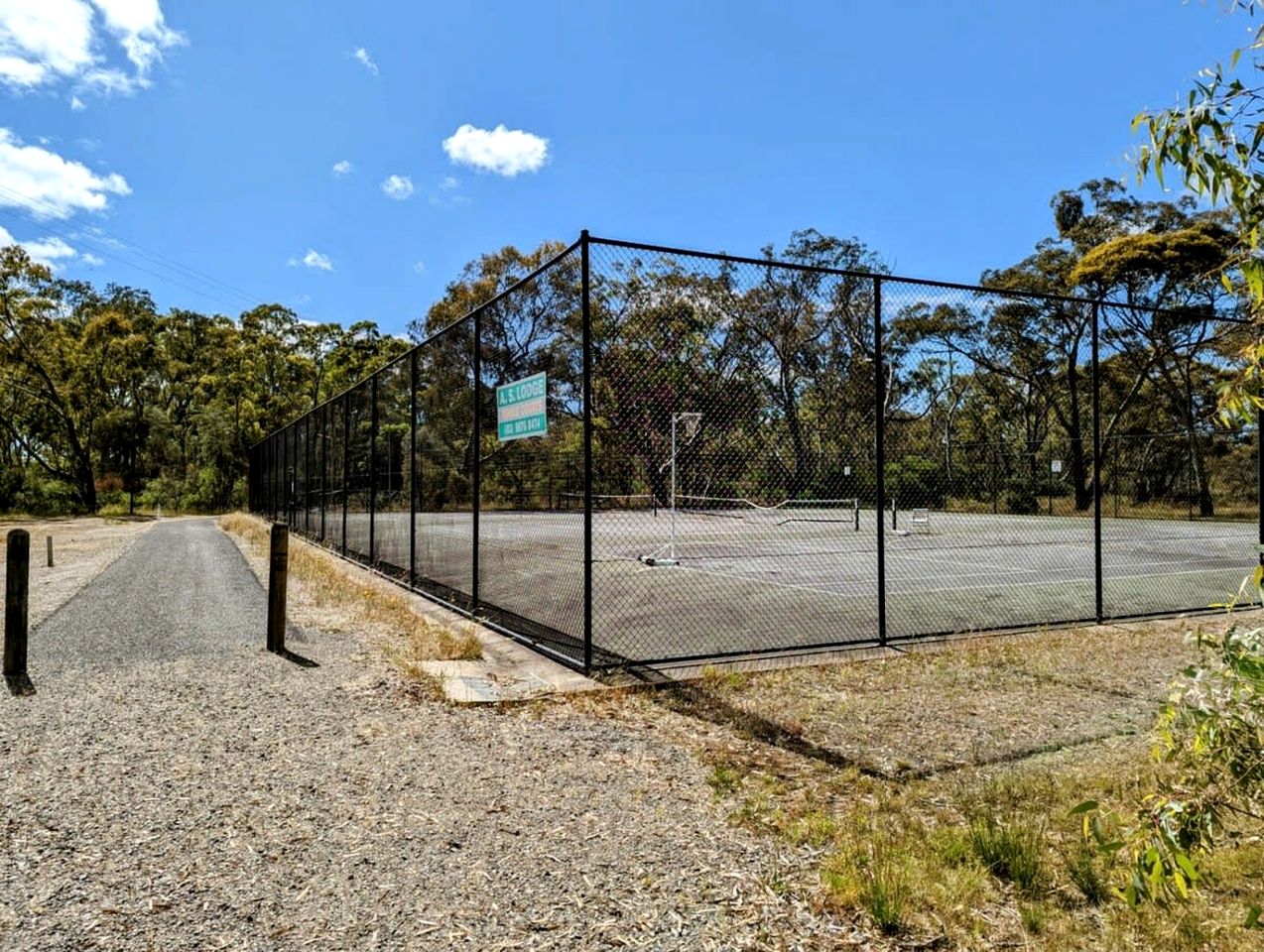 Awesome Pet-Friendly Tiny House with Great Outdoor and Pool Table in Victoria, Australia