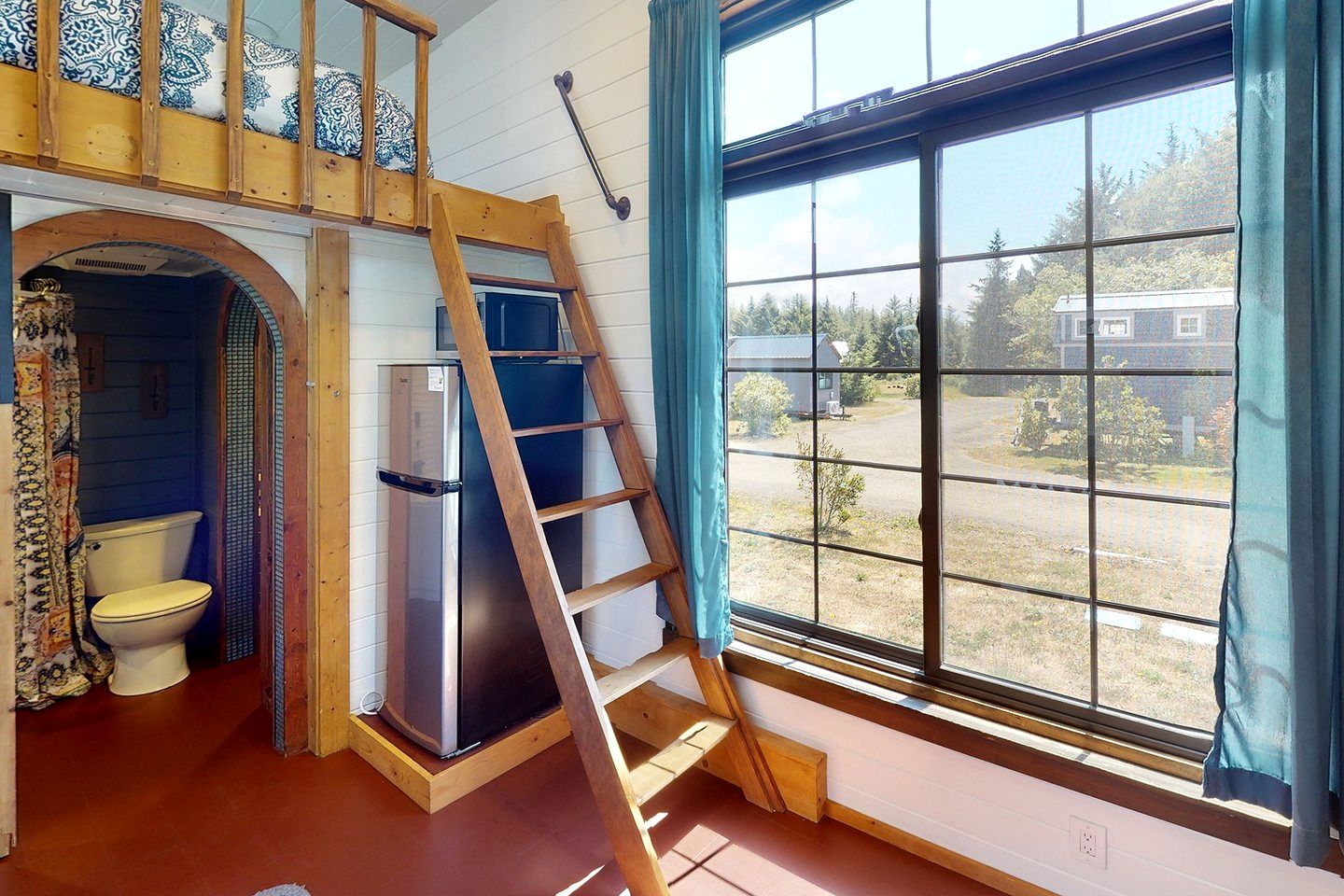 Awesome Tiny House with Rock Climbing Wall in Waldport, Oregon