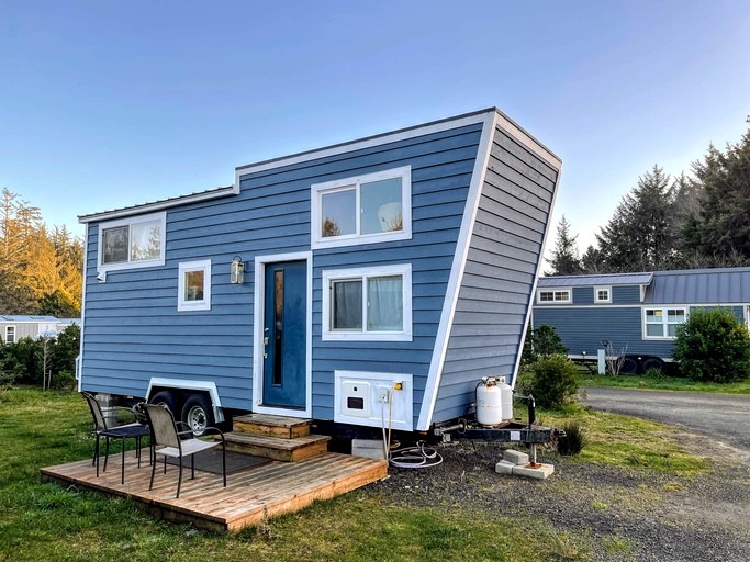 Awesome Tiny House with Rock Climbing Wall in Waldport, Oregon