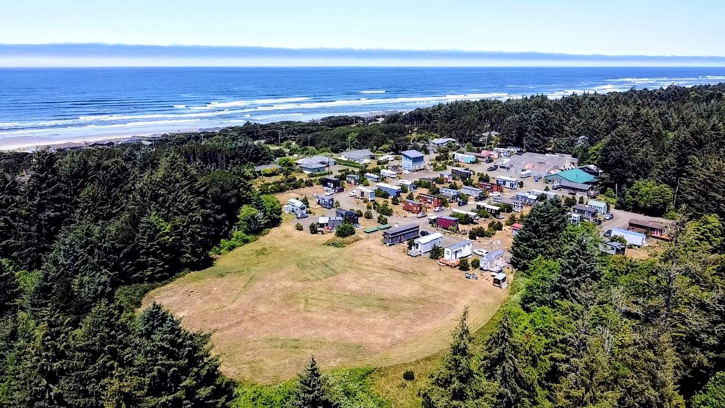 Awesome Tiny House with Rock Climbing Wall in Waldport, Oregon