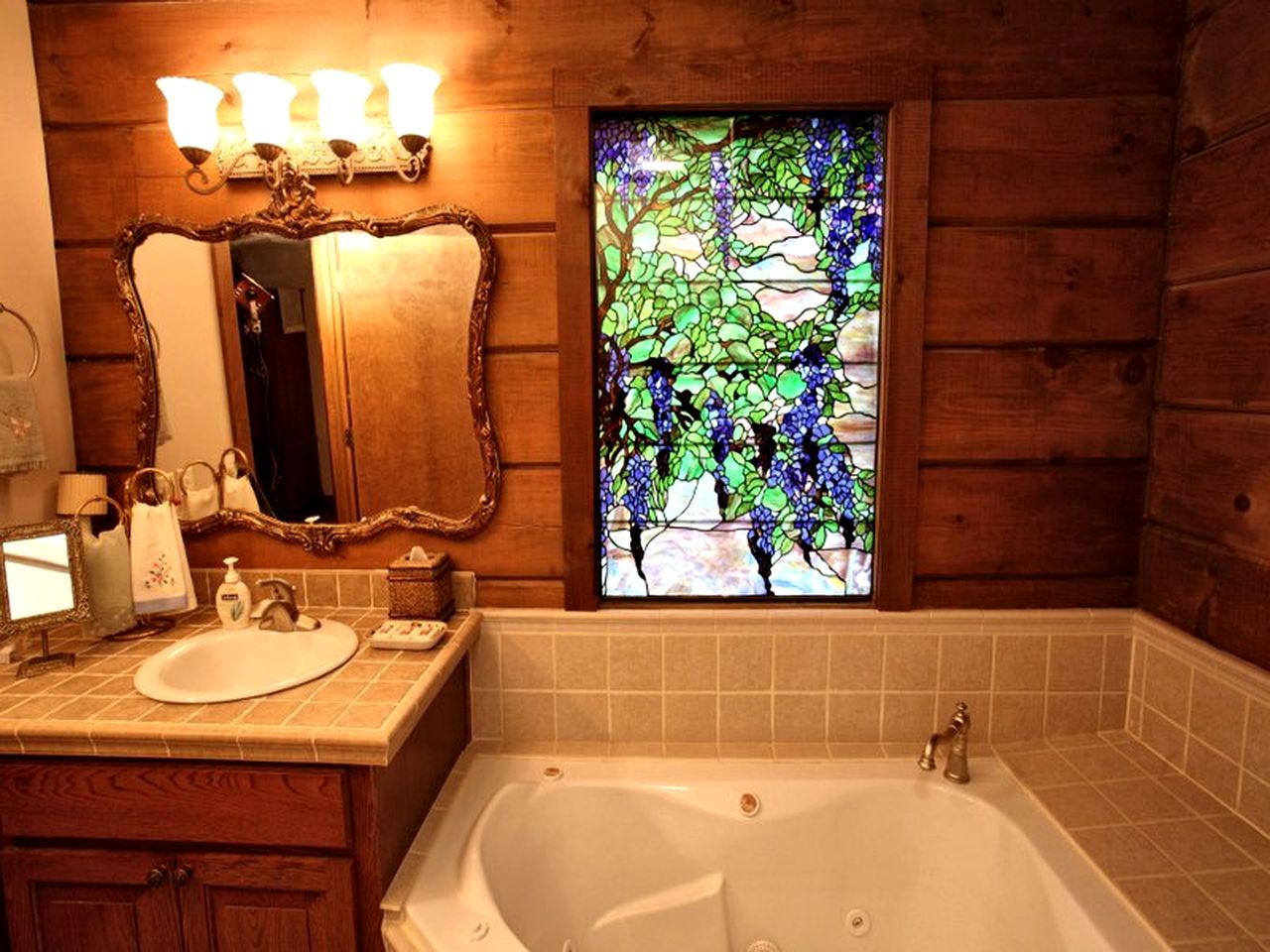 Luxury Half-Board Room Rental in the Beautiful Region of Northwest Arkansas