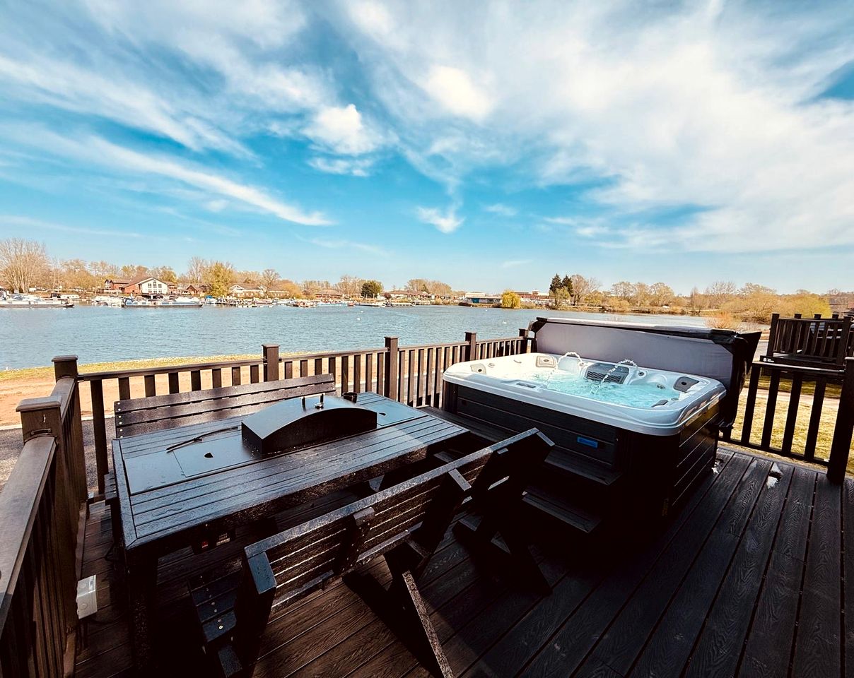 Luxury Glamping Pod with Private Hot Tub near Billing Aquadrome, Northamptonshire