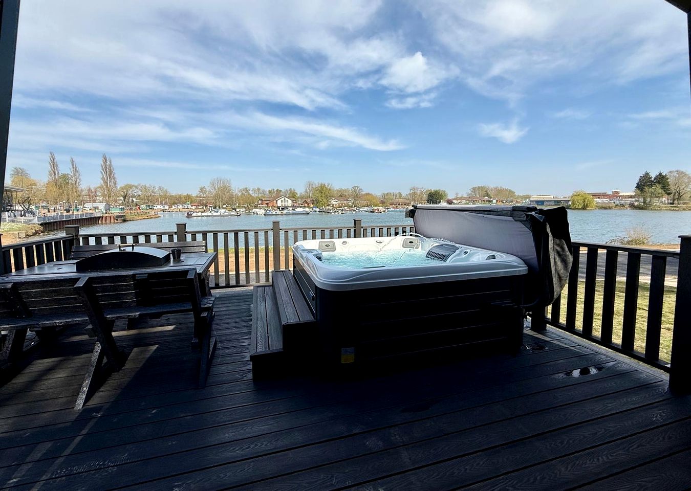 Luxury Glamping Pod with Private Hot Tub near Billing Aquadrome, Northamptonshire