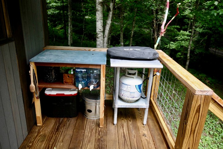 Off Grid Tiny Cabin Ideal for Couples in Burnsville, North Caroline | Cabins (Burnsville, North Carolina, United States of America)