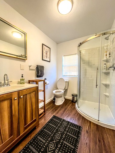 Cozy Tiny House Ideal for a Couples Retreat in Lake Hills, Texas | Tiny Houses (West Lake Hills, Texas, United States of America)