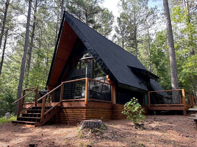 Stylish Dog-Friendly A-Frame Retreat with Deck & Fire Pit in Dahlonega, Georgia | Tiny Houses (Dahlonega, Georgia, United States of America)