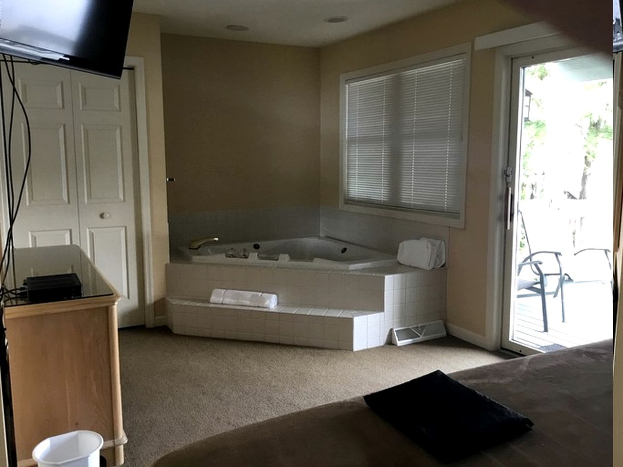 Wonderful Rental with Direct Lake Views and Two Decks in New York