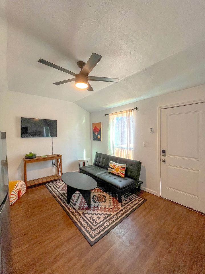 Cozy Tiny House Ideal for a Couples Retreat in Lake Hills, Texas