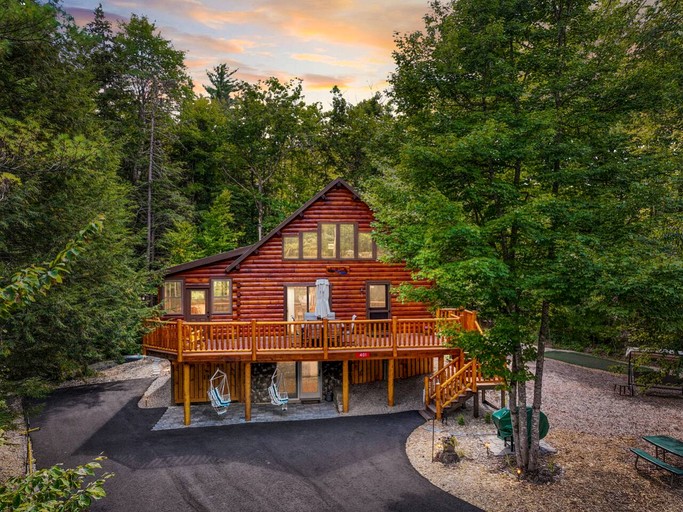 Modern Cabin Getaway Near Pequawket Pond in Conway, New Hampshire