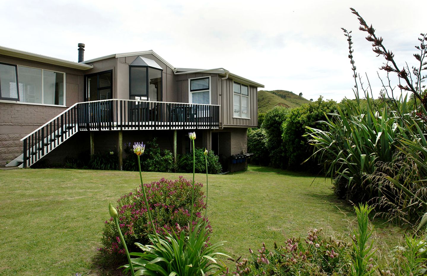 Stunning Rental with Water Views in Mokau, North Taranaki, New Zealand