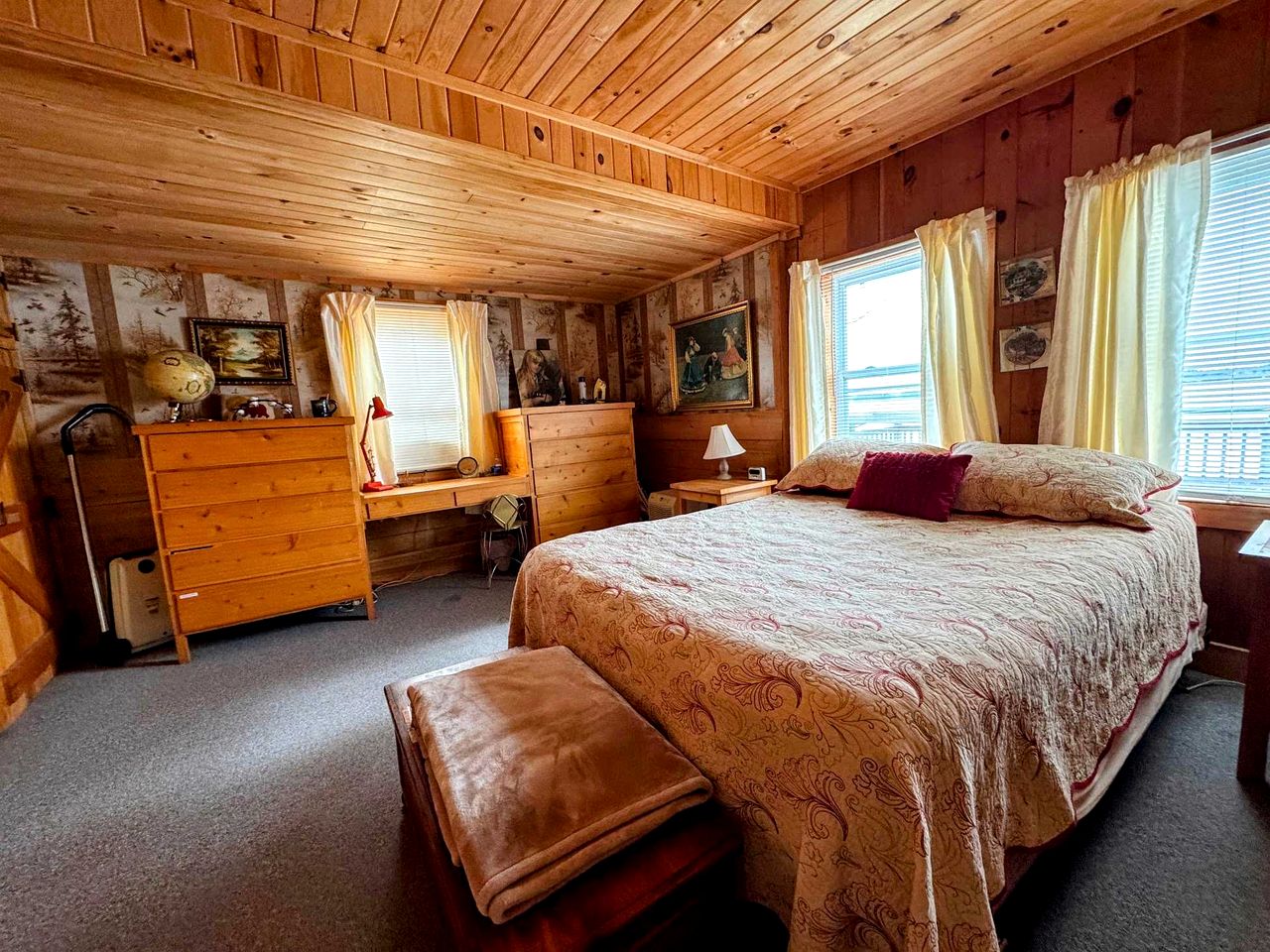 Family and Dog Friendly Lakefront Cabin in Maine near Tidal Falls and Kisma Preserve