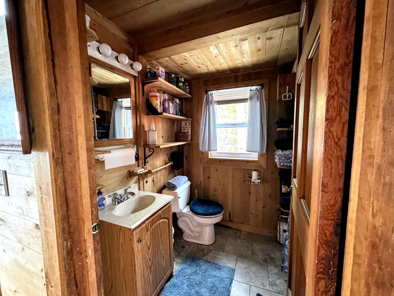 Family and Dog Friendly Lakefront Cabin in Maine near Tidal Falls and Kisma Preserve