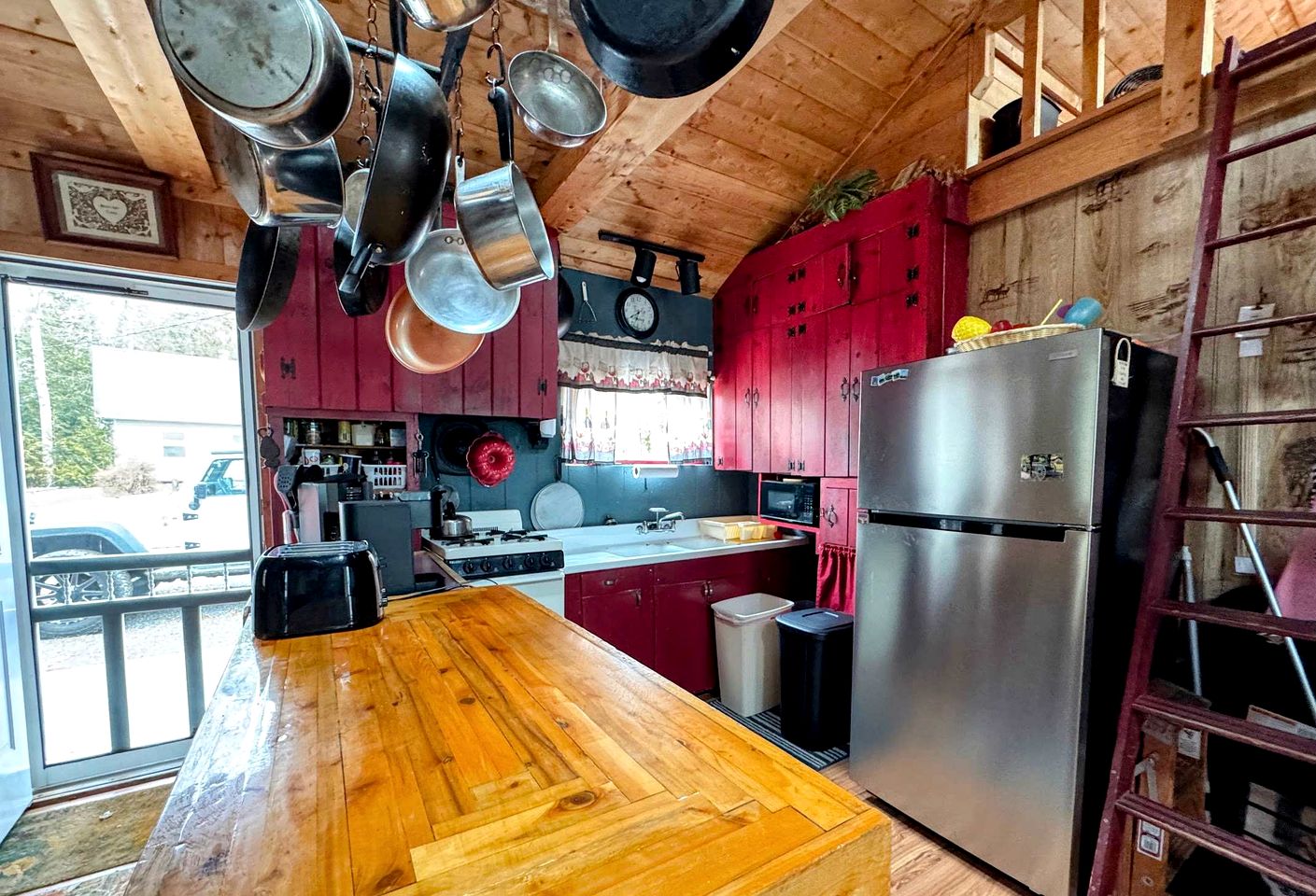 Family and Dog Friendly Lakefront Cabin in Maine near Tidal Falls and Kisma Preserve