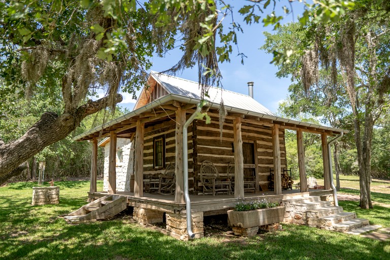 Charming Historic Cabin with Wood-Burning Stove near StarHill Farms in Texas
