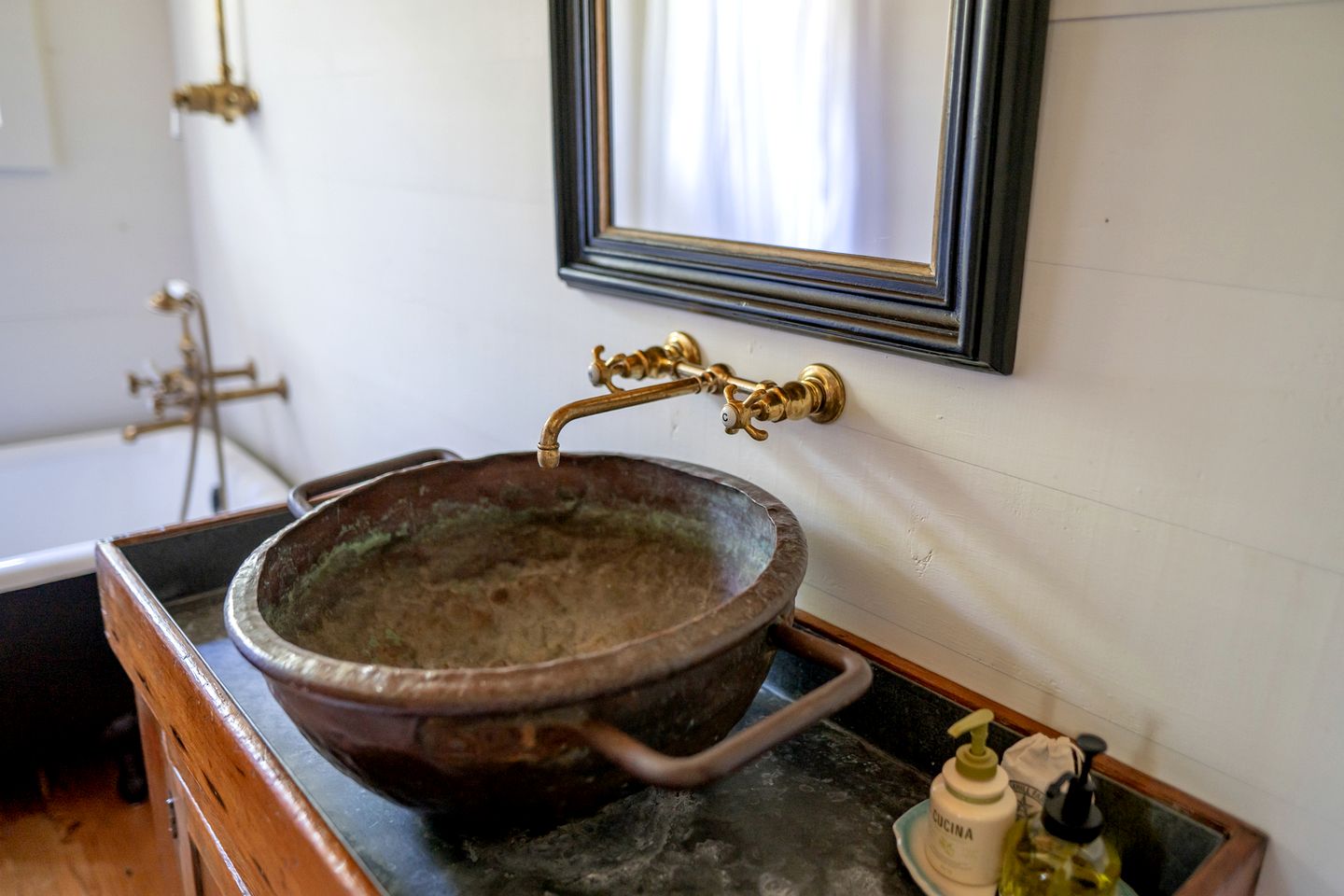 Charming Historic Cabin with Wood-Burning Stove near StarHill Farms in Texas