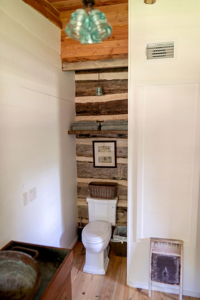 Charming Historic Cabin with Wood-Burning Stove near StarHill Farms in Texas