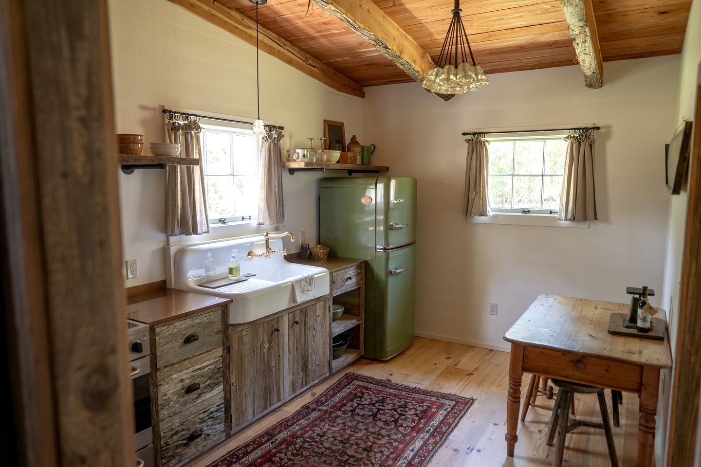 Charming Historic Cabin with Wood-Burning Stove near StarHill Farms in Texas