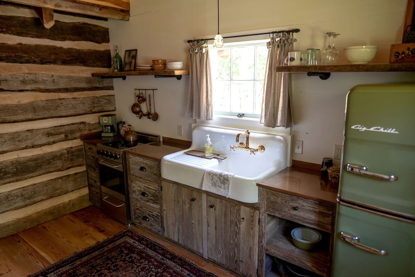 Charming Historic Cabin with Wood-Burning Stove near StarHill Farms in Texas