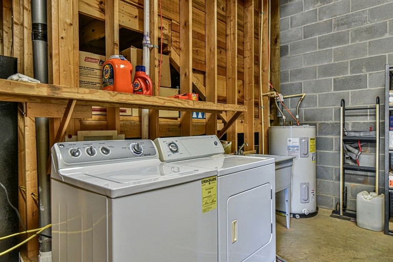 Cabins (United States of America, Old Fort, North Carolina)