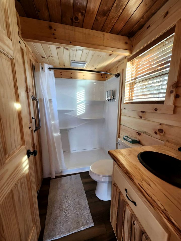 Luminous Cabin near Tappan Lake with Hot-Tub, BBQ and Deck in Ohio