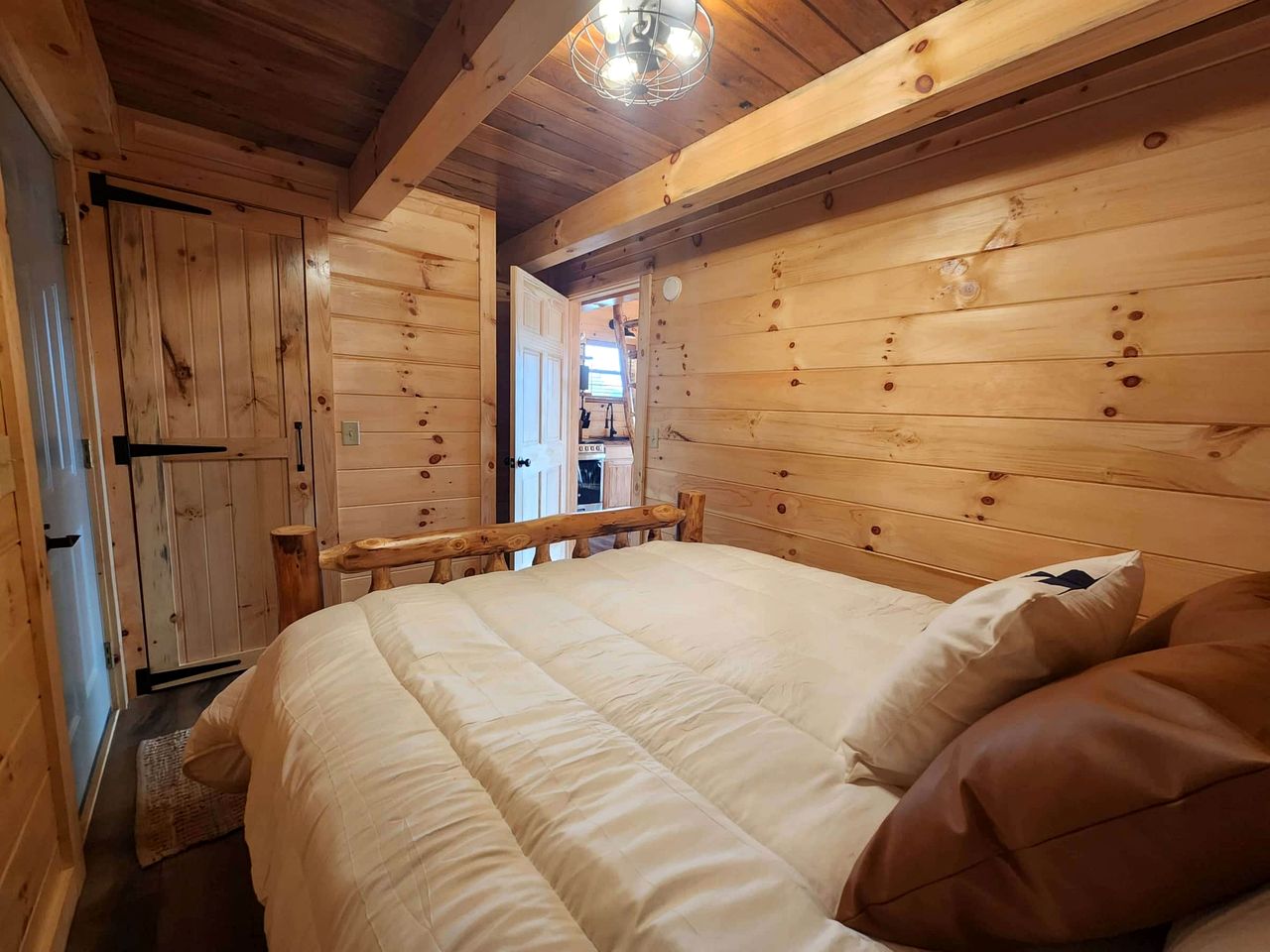 Luminous Cabin near Tappan Lake with Hot-Tub, BBQ and Deck in Ohio