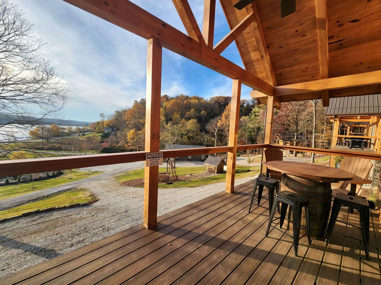 Luminous Cabin near Tappan Lake with Hot-Tub, BBQ and Deck in Ohio