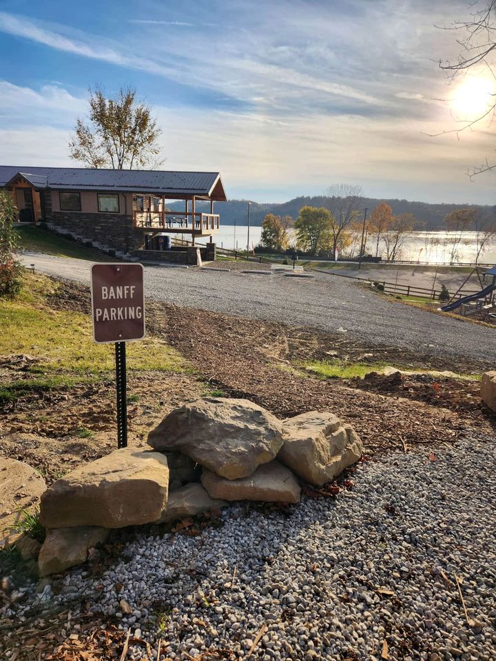 Luminous Cabin near Tappan Lake with Hot-Tub, BBQ and Deck in Ohio