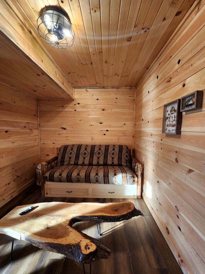 Luminous Cabin near Tappan Lake with Hot-Tub, BBQ and Deck in Ohio