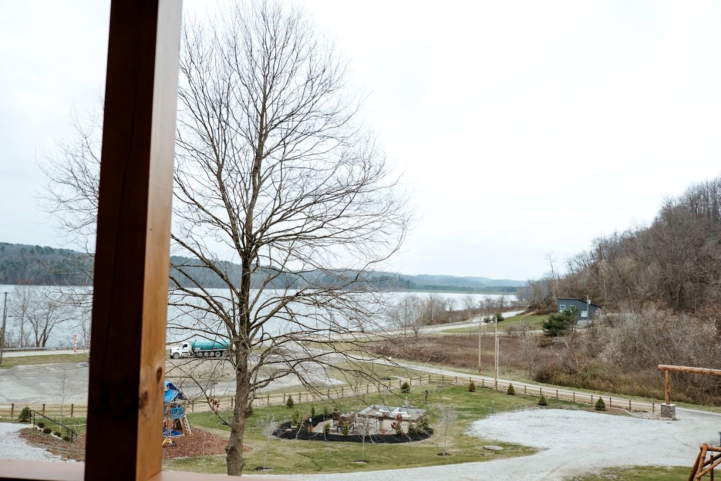 Luminous Cabin near Tappan Lake with Hot-Tub, BBQ and Deck in Ohio