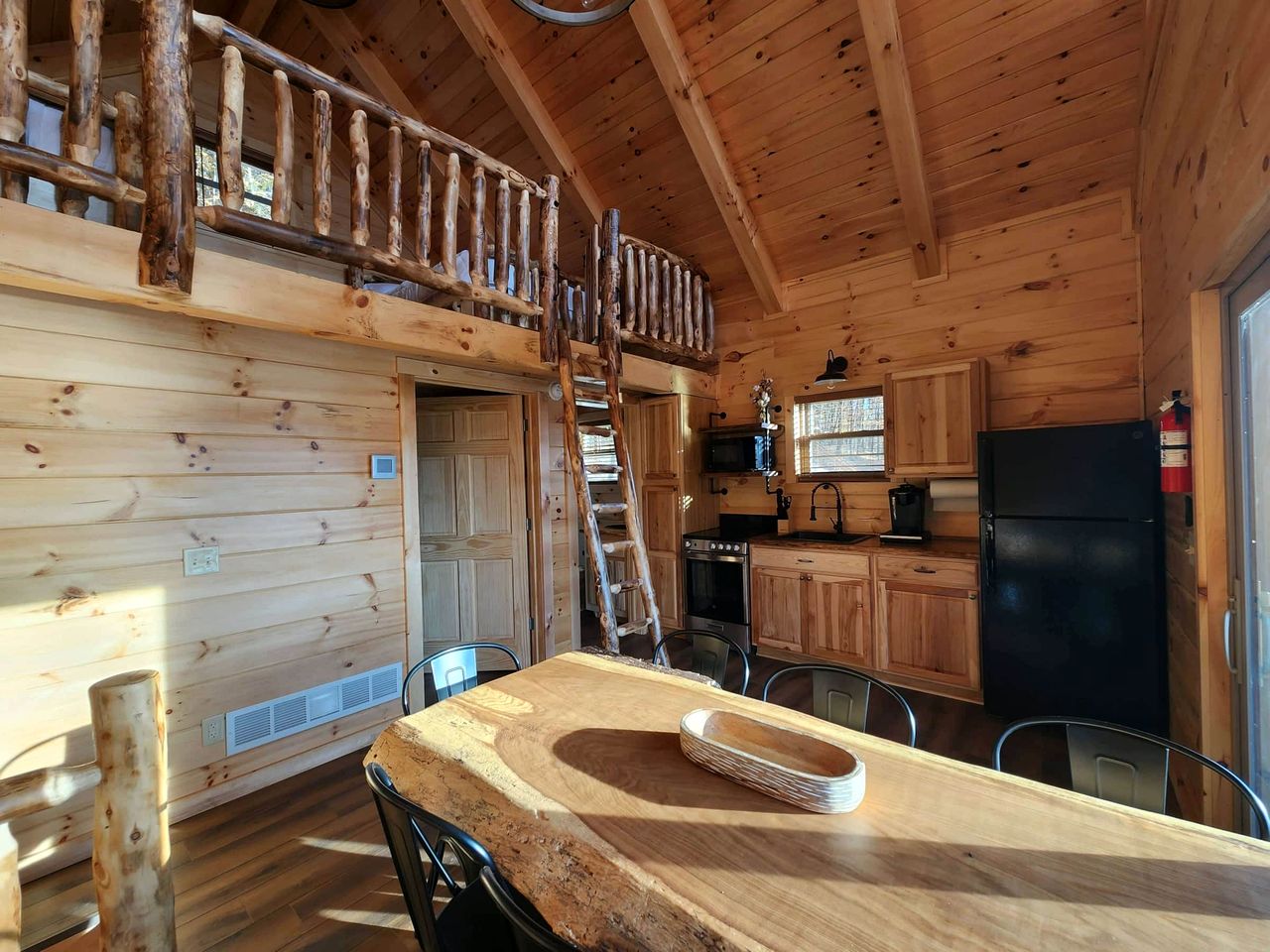 Luminous Cabin near Tappan Lake with Hot-Tub, BBQ and Deck in Ohio