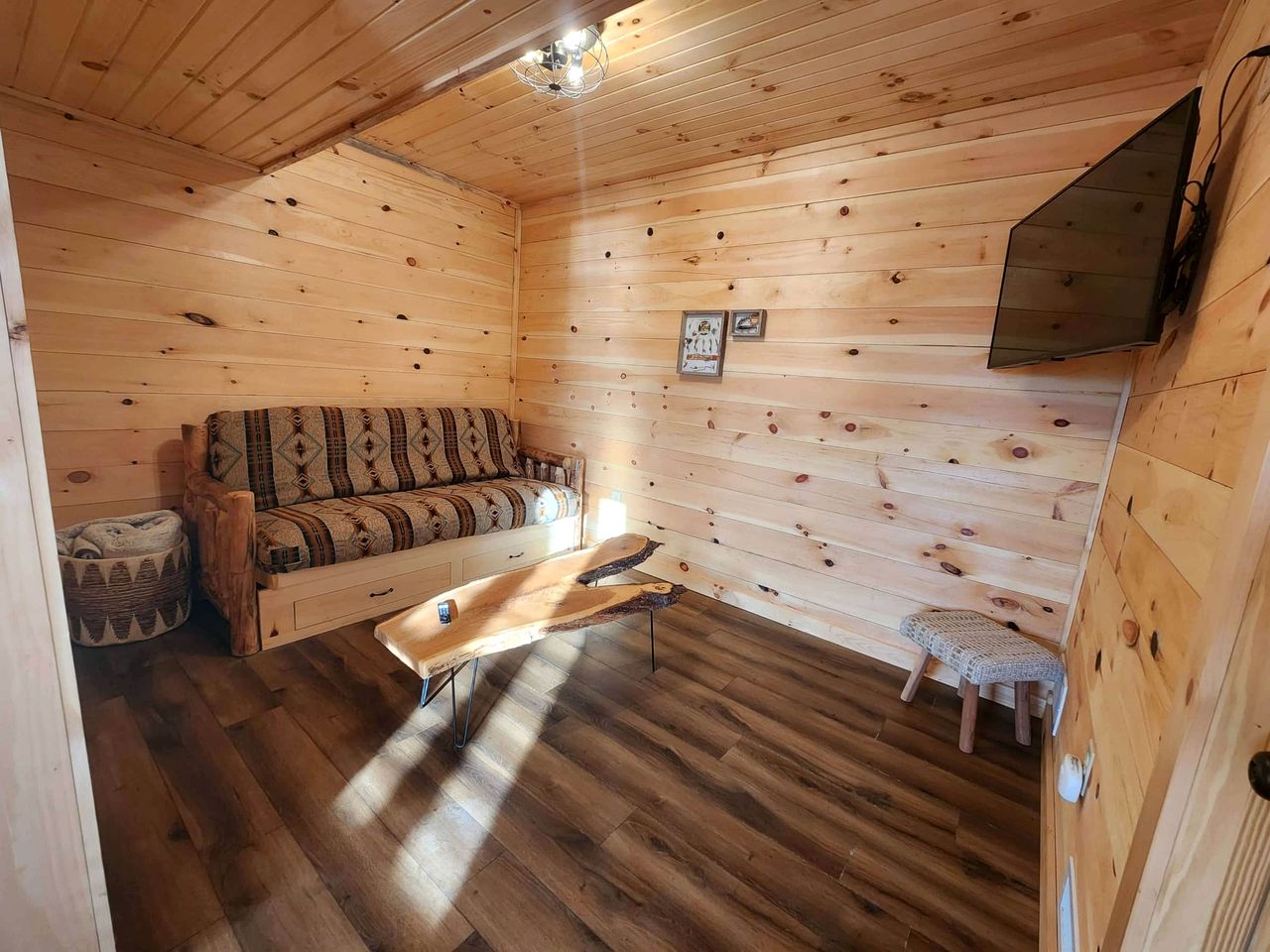 Luminous Cabin near Tappan Lake with Hot-Tub, BBQ and Deck in Ohio