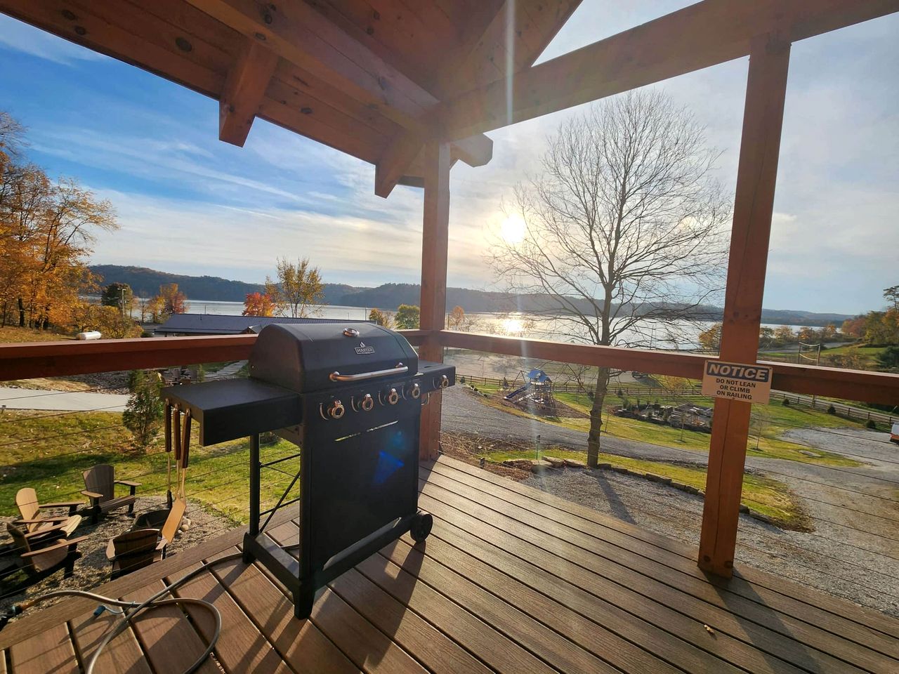 Luminous Cabin near Tappan Lake with Hot-Tub, BBQ and Deck in Ohio