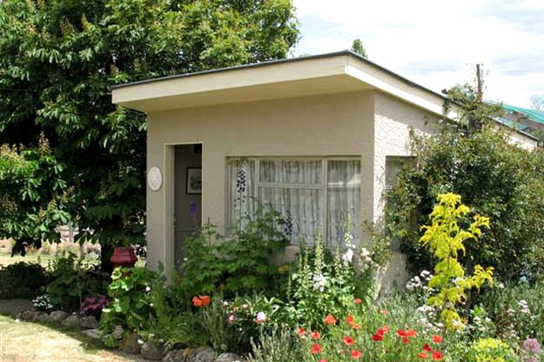 Unique Garden Cottage near the Otago Central Rail Trail on South Island, New Zealand | Cottages (Waipiata, South Island, New Zealand)