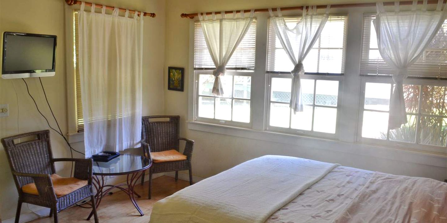 Bright and Airy Cottage Rental with Complimentary Breakfast in Maui, Hawaii