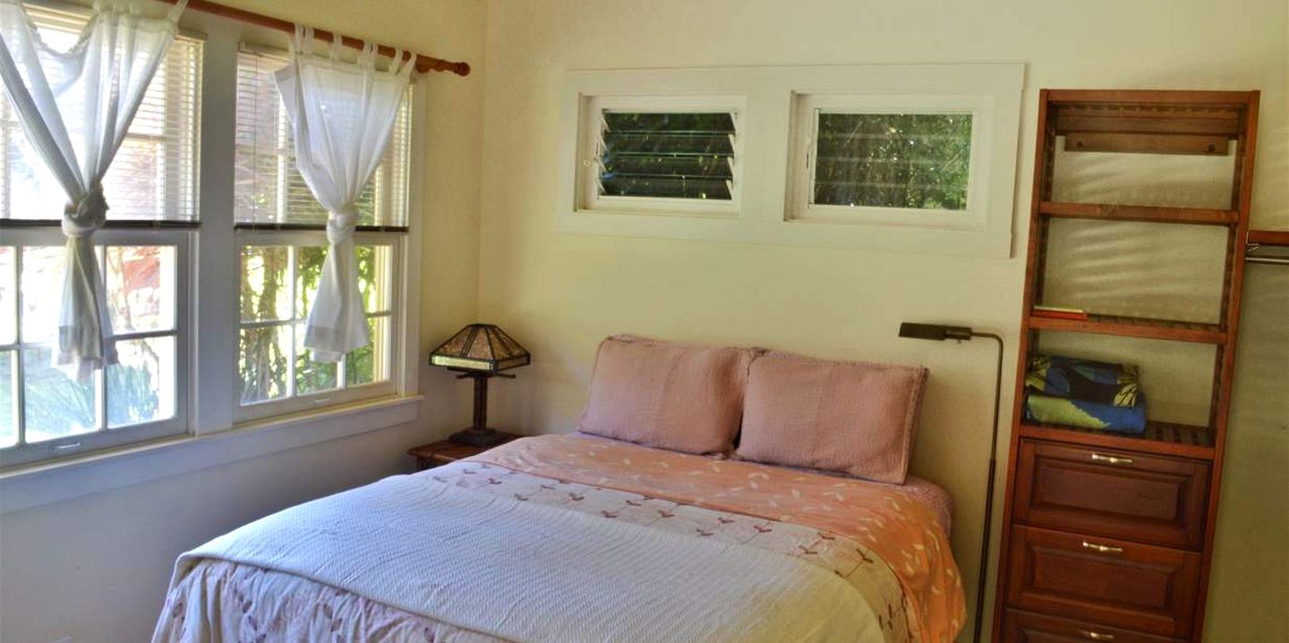 Bright and Airy Cottage Rental with Complimentary Breakfast in Maui, Hawaii