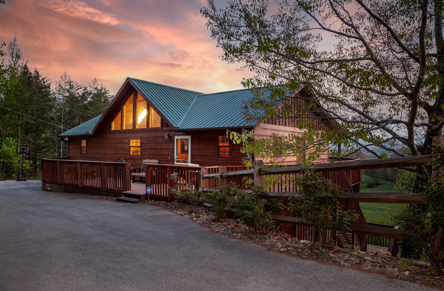 Stunning Pet-Friendly Cabin in Sevierville, Georgia, For Dreamy Escapes to Nature