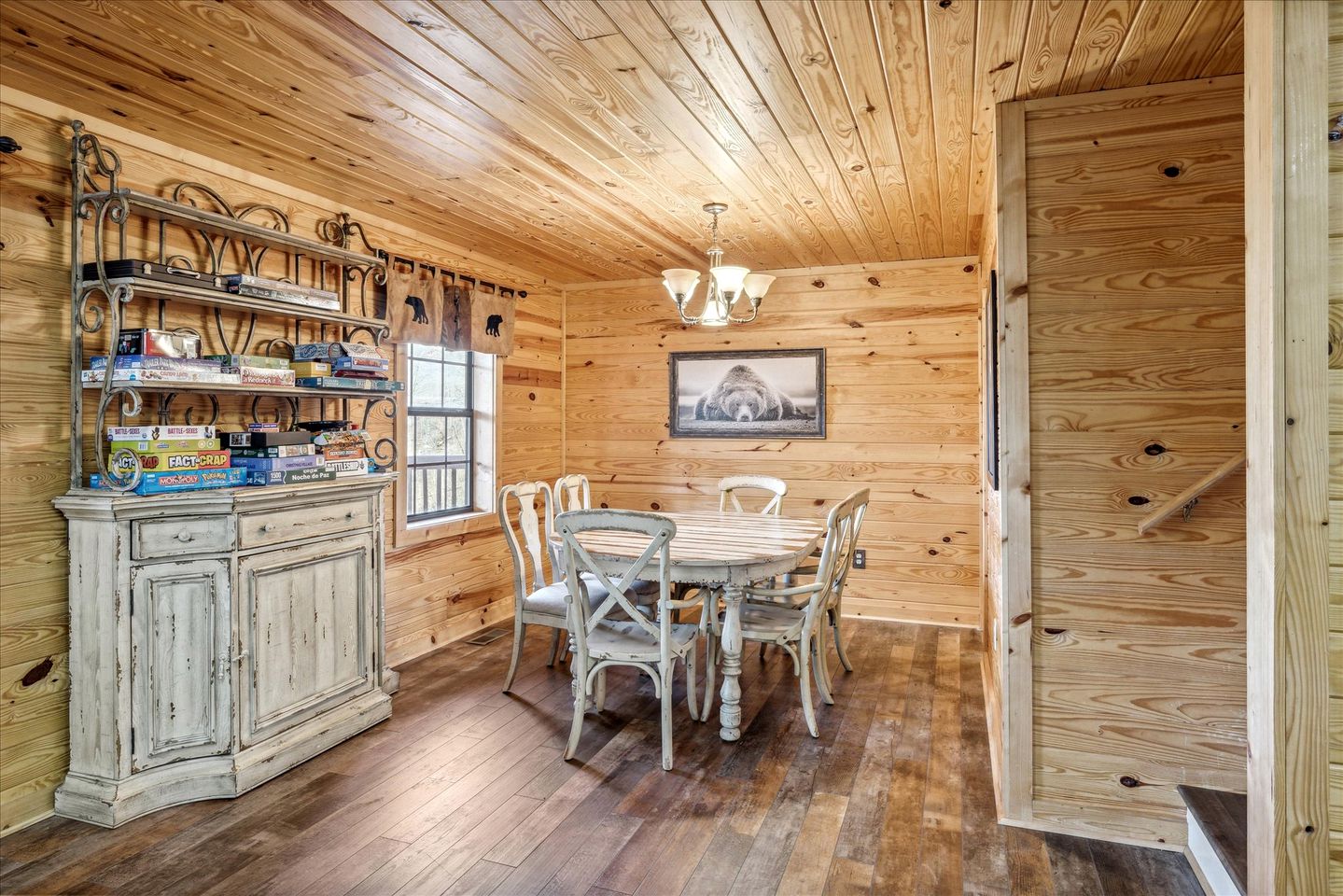 Stunning Pet-Friendly Cabin in Sevierville, Georgia, For Dreamy Escapes to Nature