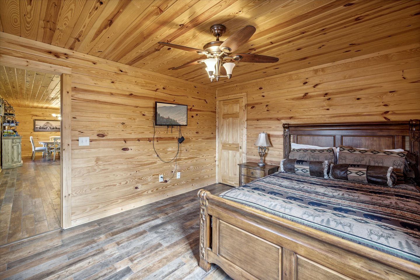 Stunning Pet-Friendly Cabin in Sevierville, Georgia, For Dreamy Escapes to Nature