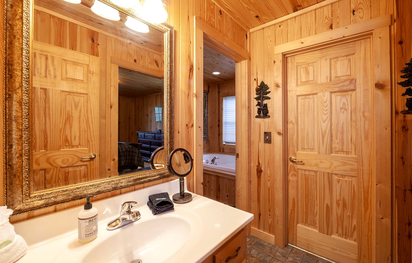 Stunning Pet-Friendly Cabin in Sevierville, Georgia, For Dreamy Escapes to Nature