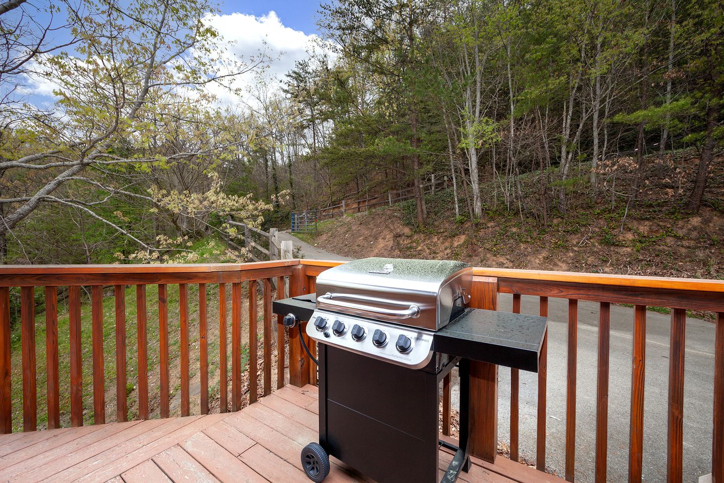 Stunning Pet-Friendly Cabin in Sevierville, Georgia, For Dreamy Escapes to Nature