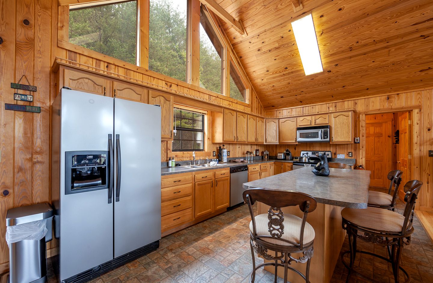 Stunning Pet-Friendly Cabin in Sevierville, Georgia, For Dreamy Escapes to Nature