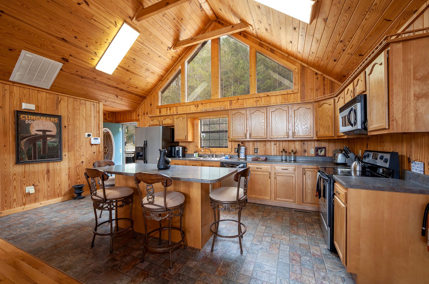 Stunning Pet-Friendly Cabin in Sevierville, Georgia, For Dreamy Escapes to Nature