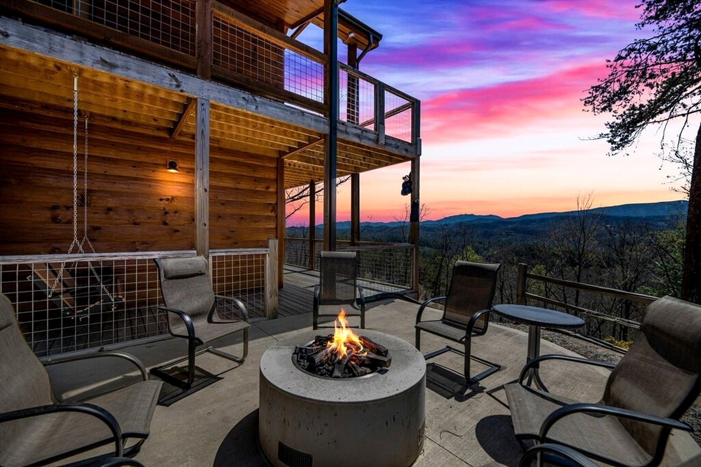 Luminous Cabin with Gorgeous Interior and Hot-Tub in Tennessee