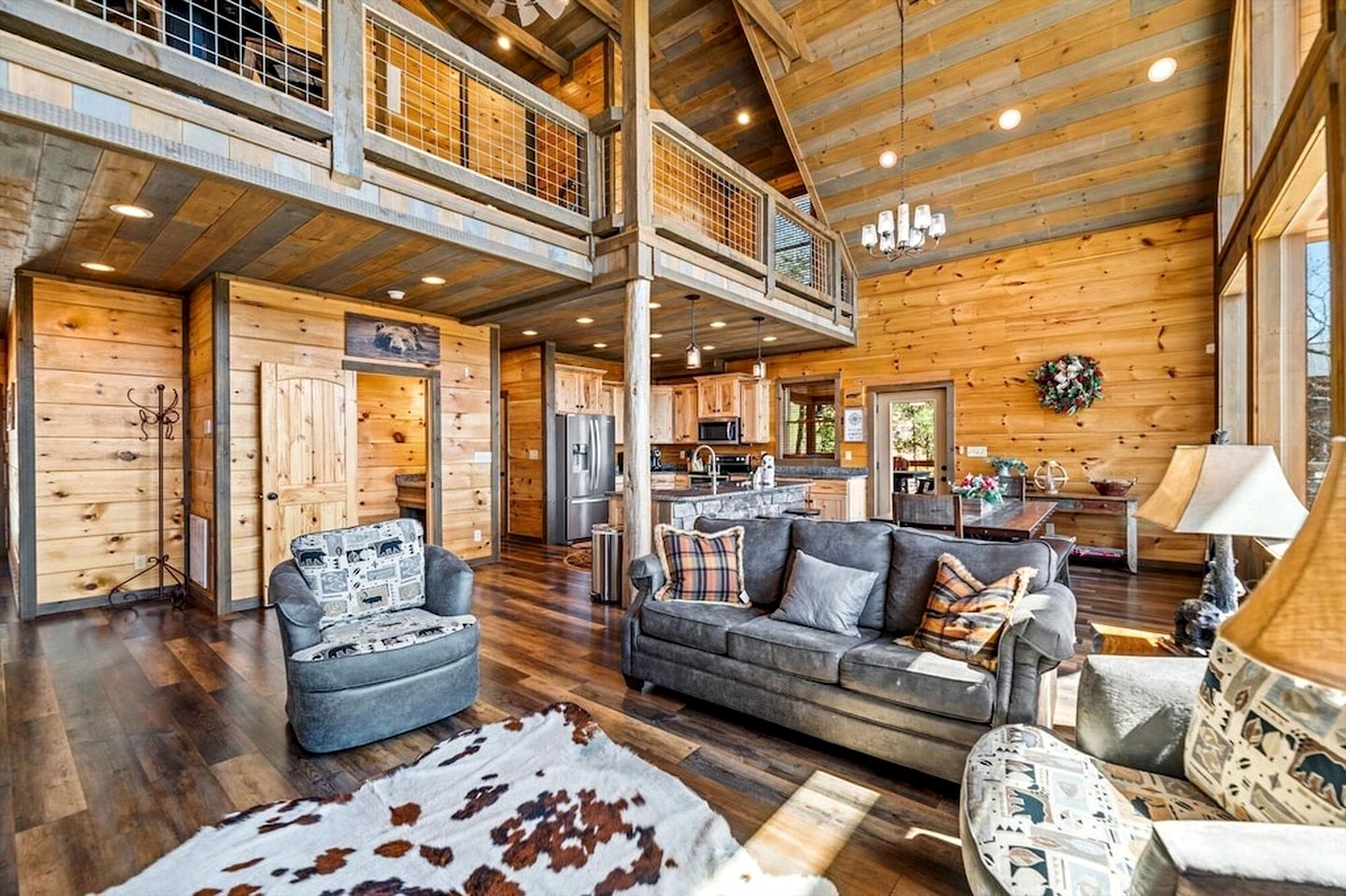 Luminous Cabin with Gorgeous Interior and Hot-Tub in Tennessee