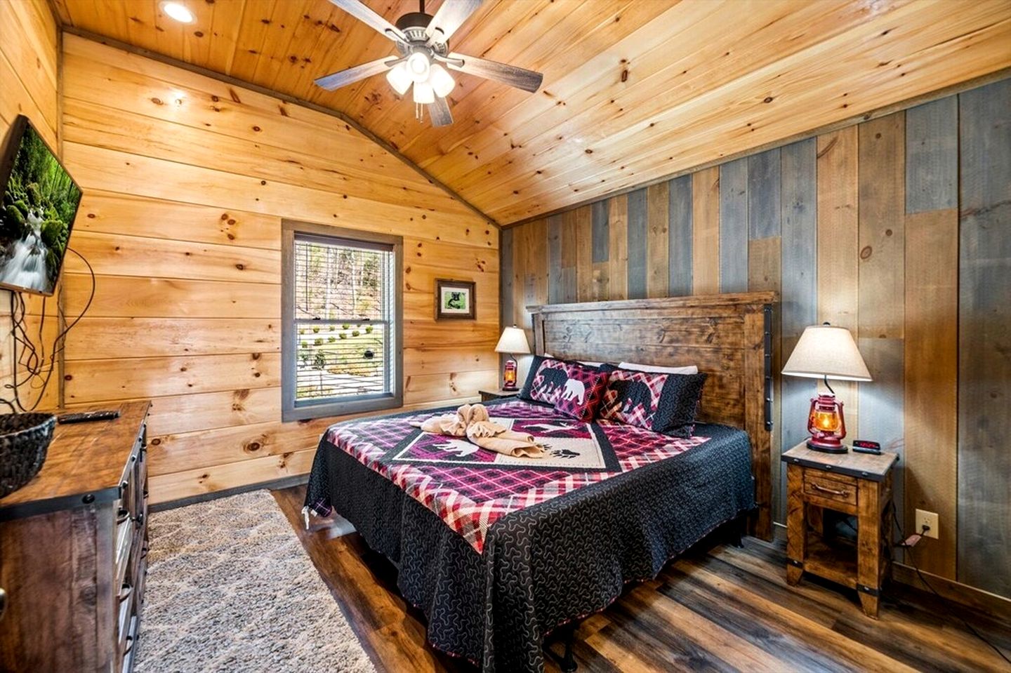 Luminous Cabin with Gorgeous Interior and Hot-Tub in Tennessee