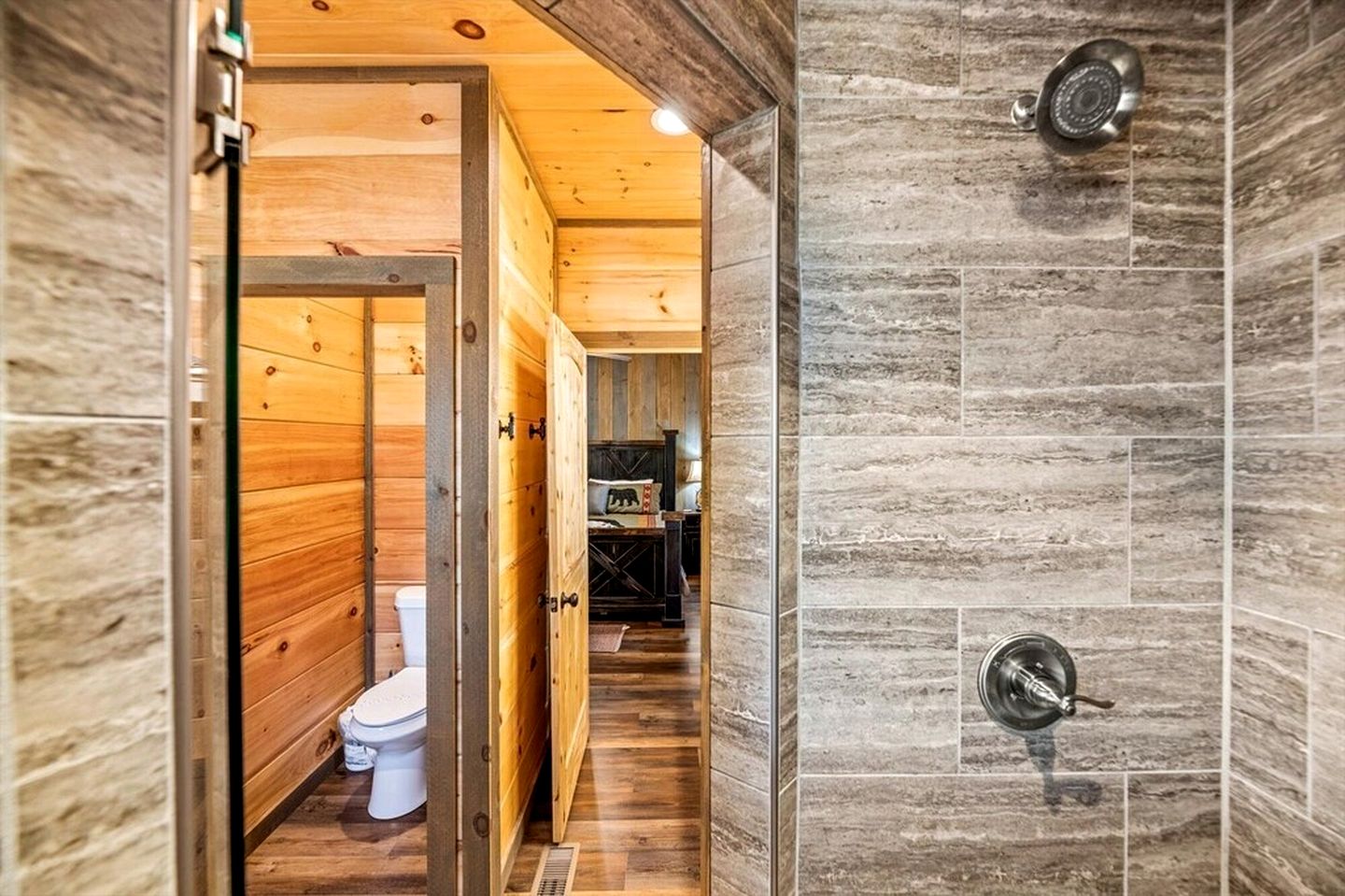 Luminous Cabin with Gorgeous Interior and Hot-Tub in Tennessee