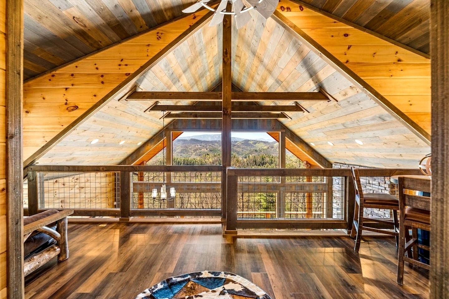 Luminous Cabin with Gorgeous Interior and Hot-Tub in Tennessee