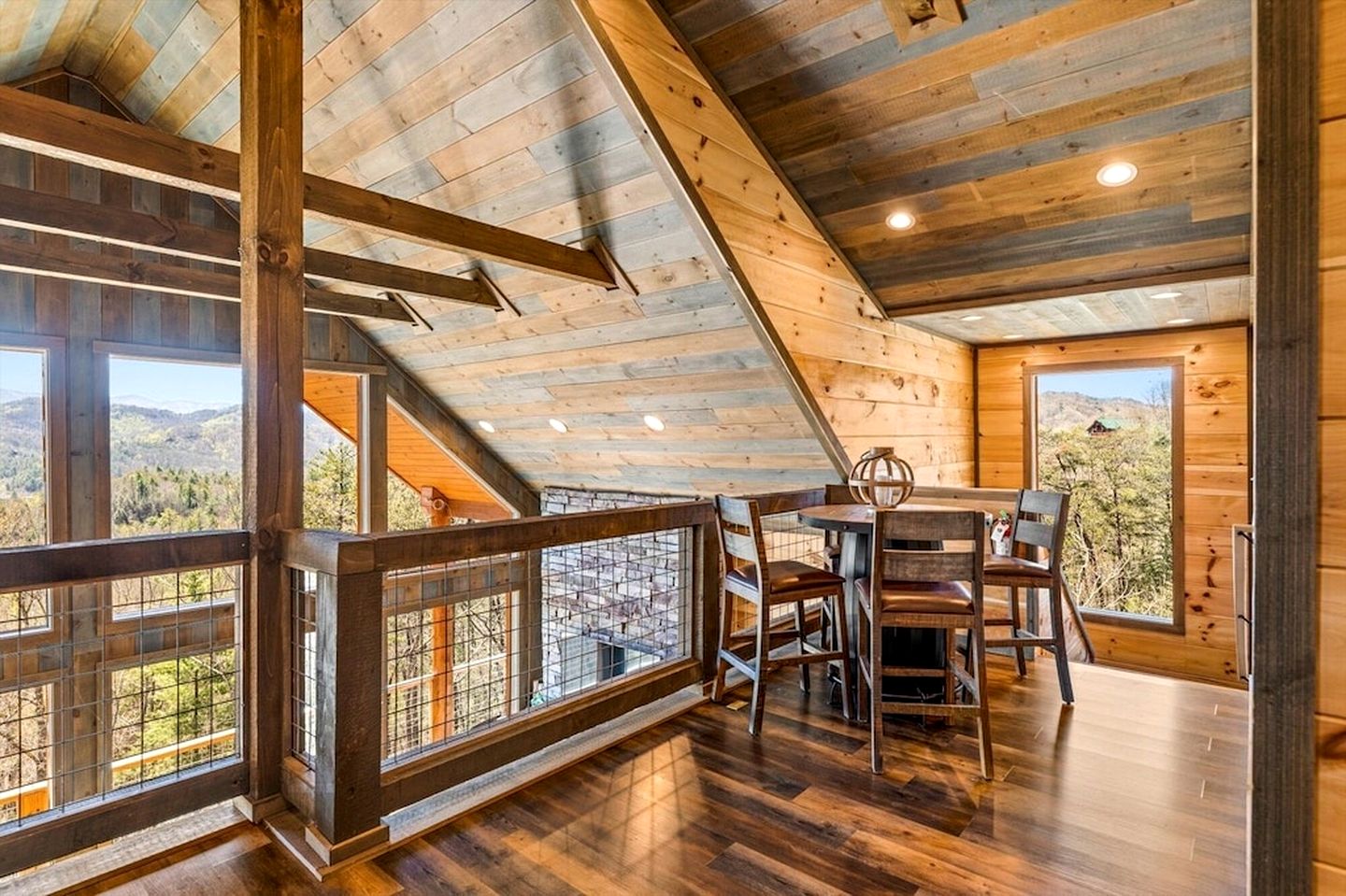 Luminous Cabin with Gorgeous Interior and Hot-Tub in Tennessee