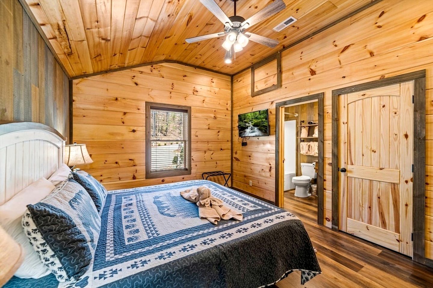 Luminous Cabin with Gorgeous Interior and Hot-Tub in Tennessee